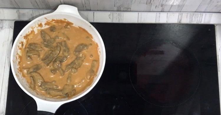 it remains to mix the products, and beef stroganoff from the liver is ready.