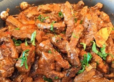 We cook beef stroganoff from beef liver with sour cream according to a step-by-step recipe with a photo.