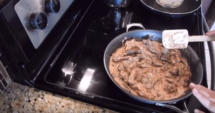 Ajouter la sauce dans la casserole, mélanger avec le foie.