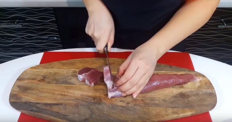 Cut the pork tenderloin into pieces.