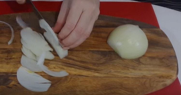 Cut the onion into half rings.