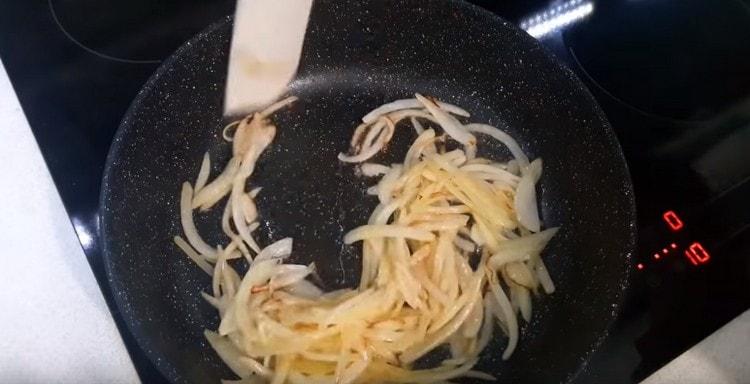 fry the onion in a pan until golden brown.