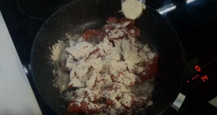 Separately, fry the meat in a pan, adding flour to it for breading.