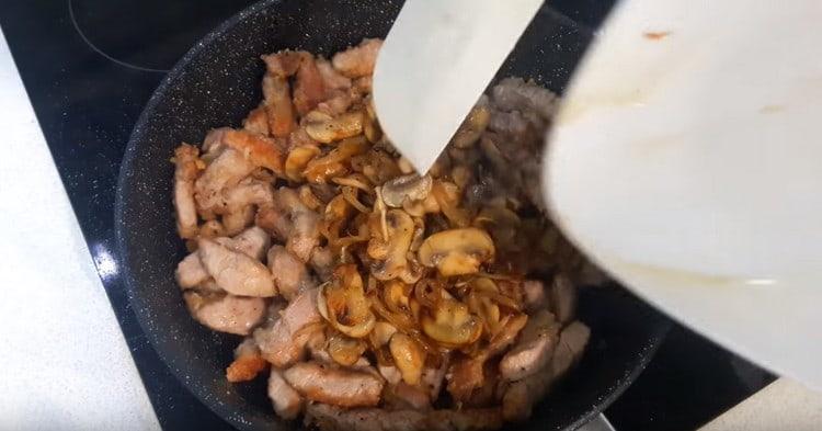 Agregue la cebolla con champiñones a la carne de cerdo.