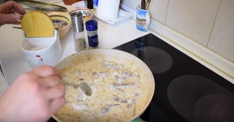 Cocinar stroganoff de carne debajo de la tapa.