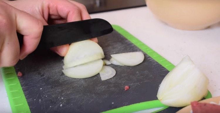 Onion cut into half rings.