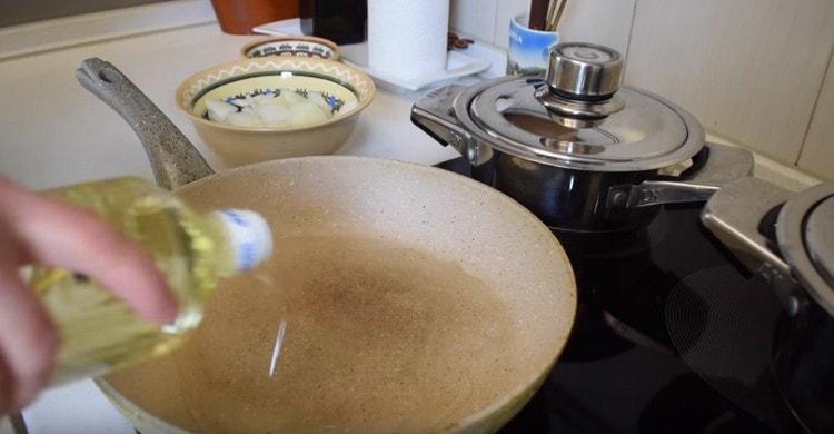 Pour vegetable oil into the pan.