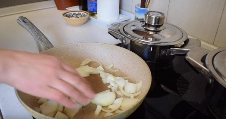 Mettez l'oignon dans la poêle.