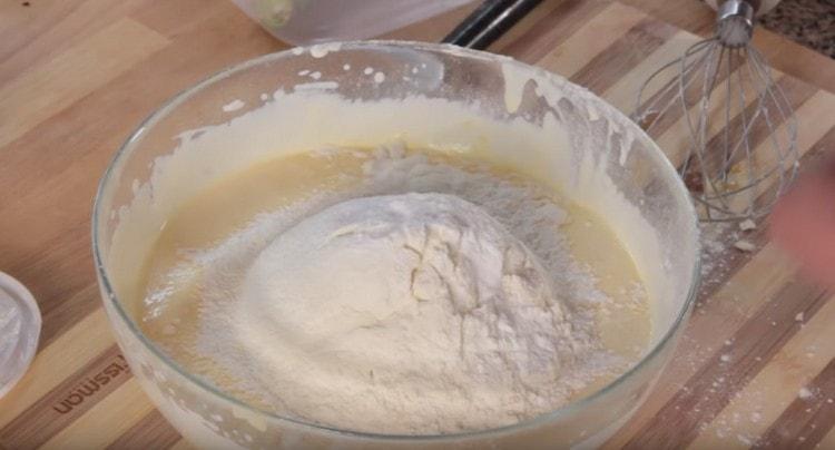 Ajouter la crème sure à la masse d’oeufs, ainsi que la farine et la levure chimique.