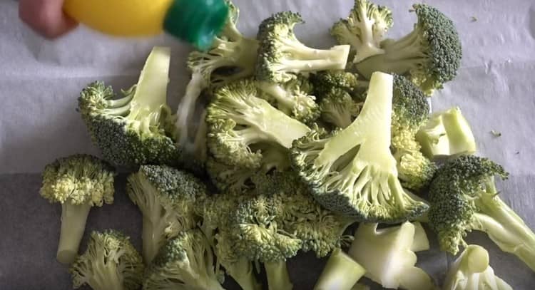 Sprinkle broccoli with vegetable oil and lemon juice.