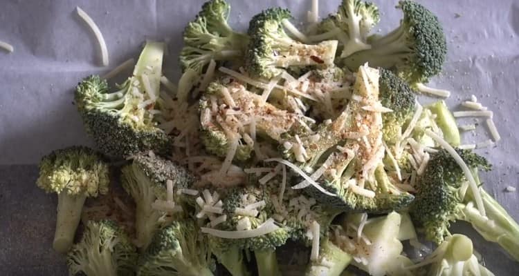 Season the broccoli with spices and sprinkle with cheese.