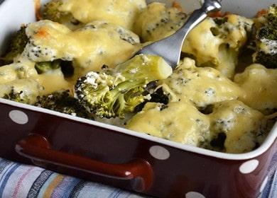 Nous cuisinons des brocolis au four avec du fromage selon une recette simple avec des photos étape par étape.