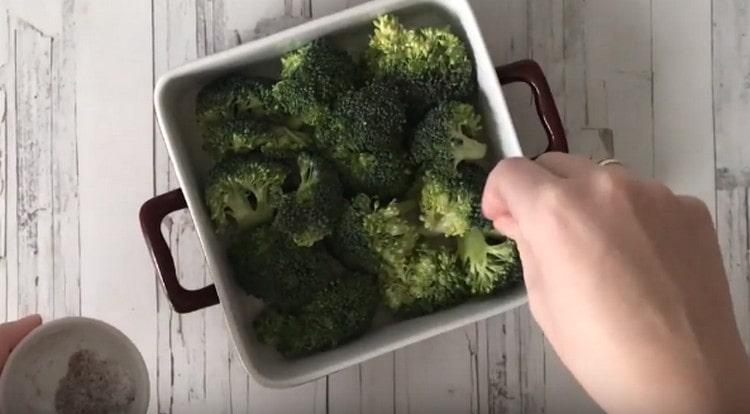 Nous répandons les inflorescences de brocoli sous forme graissée.