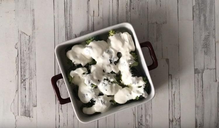 Grease the cabbage with sour cream.