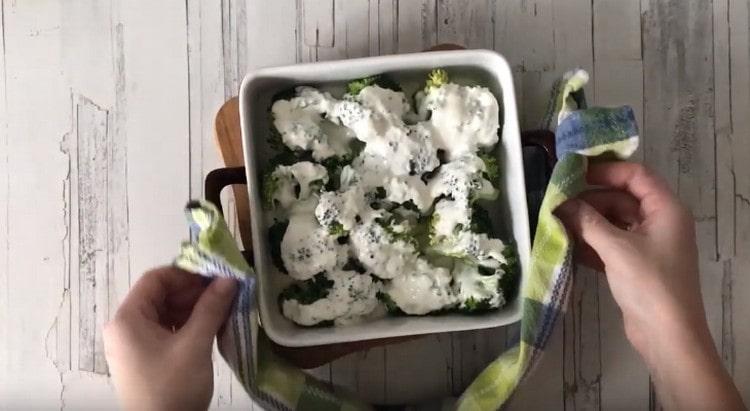 Pendant 10 minutes, mettez la forme avec le brocoli au four.