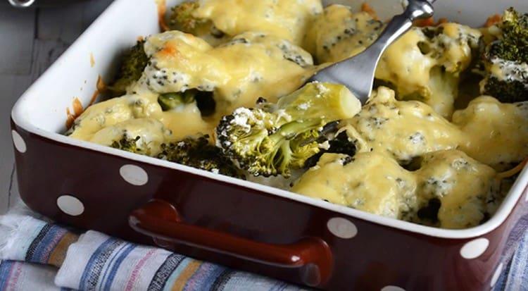 Appetizing broccoli in the oven with cheese is ready.