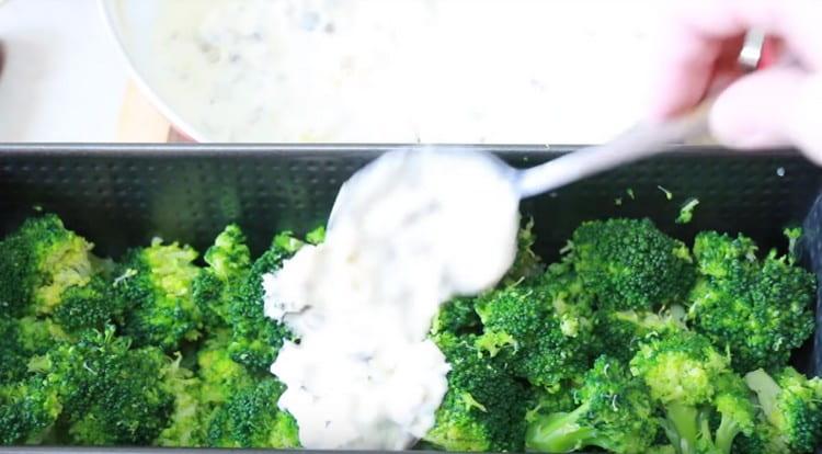 Unte el brócoli en una fuente para horno y cúbralo con salsa cremosa.