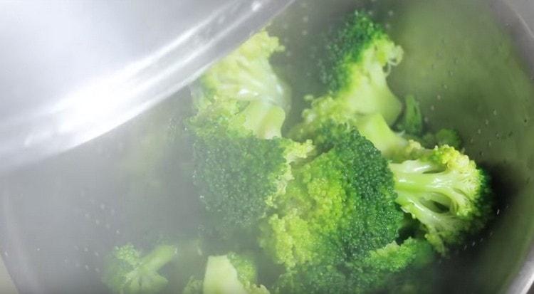 Tira el brócoli en un colador.