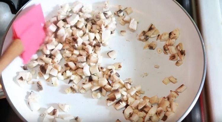 Freír los champiñones en una sartén seca.