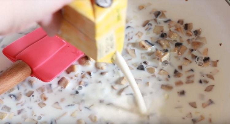 Ajouter le lait et la crème aux champignons à l'ail.