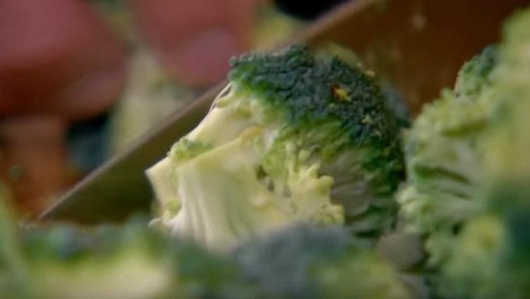 We divide broccoli into inflorescences.
