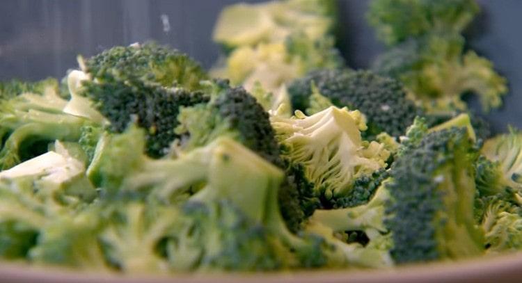 We spread the pieces of broccoli in a bowl and sprinkle with coarse sea salt.