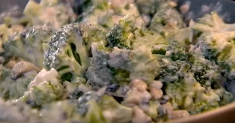 A broccoli salad prepared according to this recipe will surely surprise you.