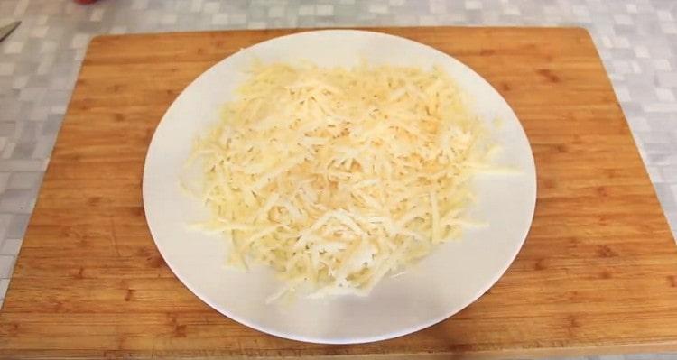 râpez le fromage sur une râpe grossière.