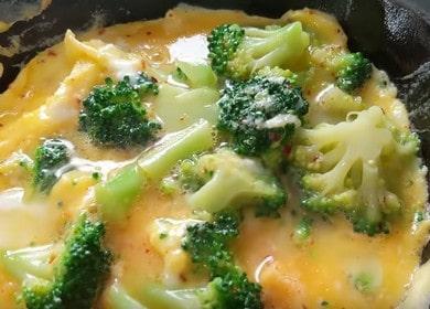 We cook broccoli with an egg according to a step-by-step recipe with a photo.