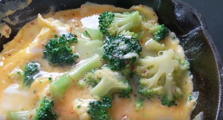 Egg broccoli is delicious, nutritious and healthy.