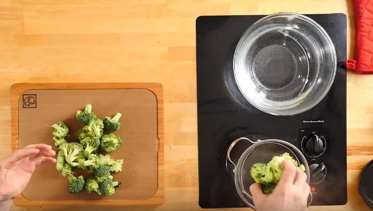 We send broccoli inflorescences to boiling water.