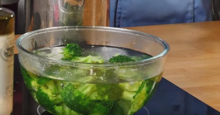Nous mettons le brocoli fini dans un bol d'eau glacée.