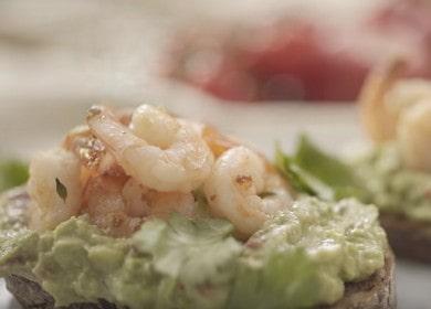 Deliciosa bruschetta con aguacate y camarones: cocinamos según la receta con una foto.