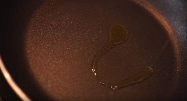 Heat the pan with olive oil.