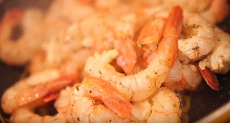 Fry the shrimp for a few minutes, salt to taste.