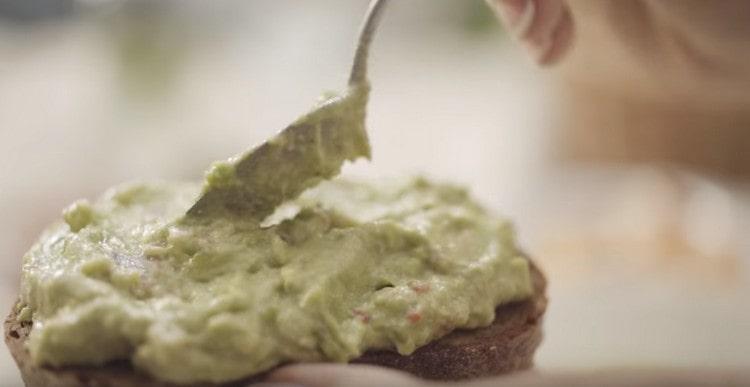 Tranches de pain avec une pâte d'avocat et de fromage.