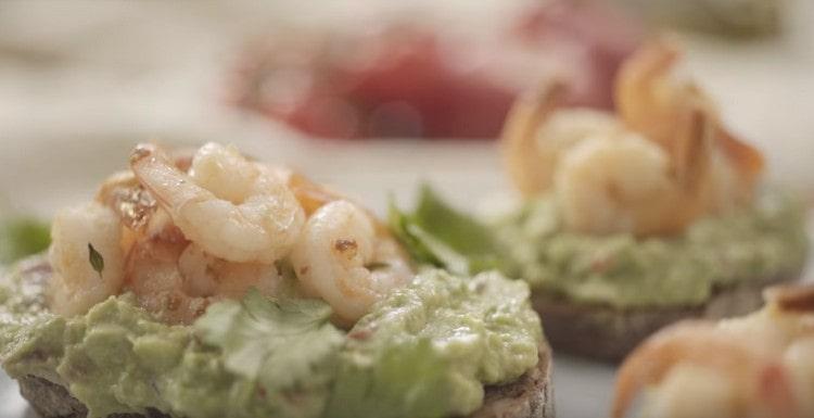 Placez les crevettes frites sur la pâte de légumes.