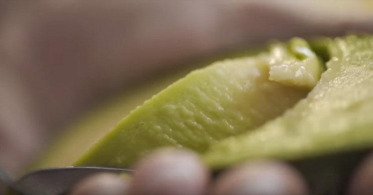 Remove the stone from the avocado cut in half, and select the pulp with a spoon.