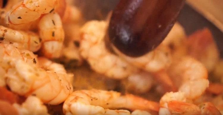 Fry the shrimp in a pan.