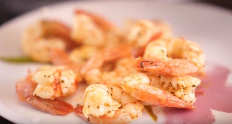 Let the fried shrimp cool.