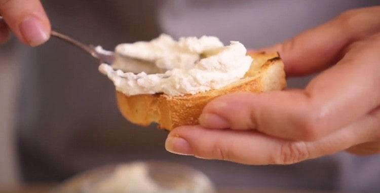 Spread the baguette slices with cream cheese.