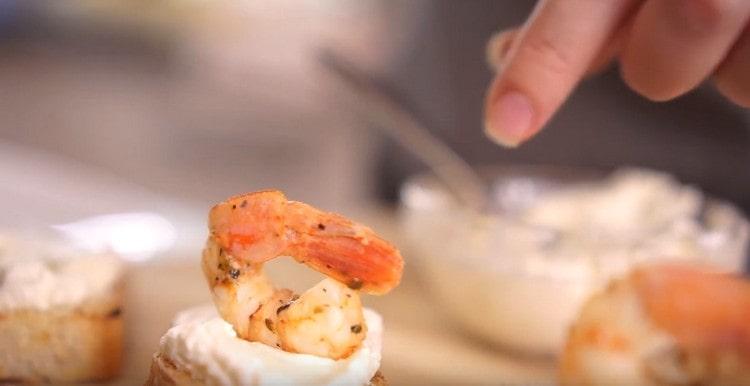 On top of the cheese we spread the shrimp nicely.