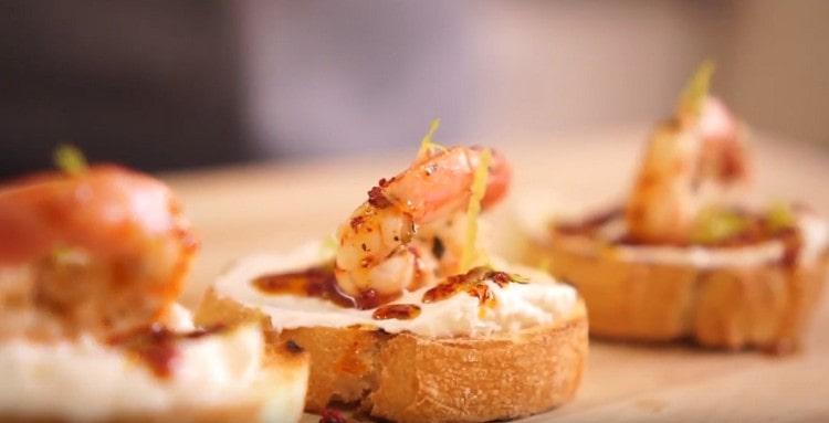 Decorar con bruschettas de camarones y ralladura de lima.