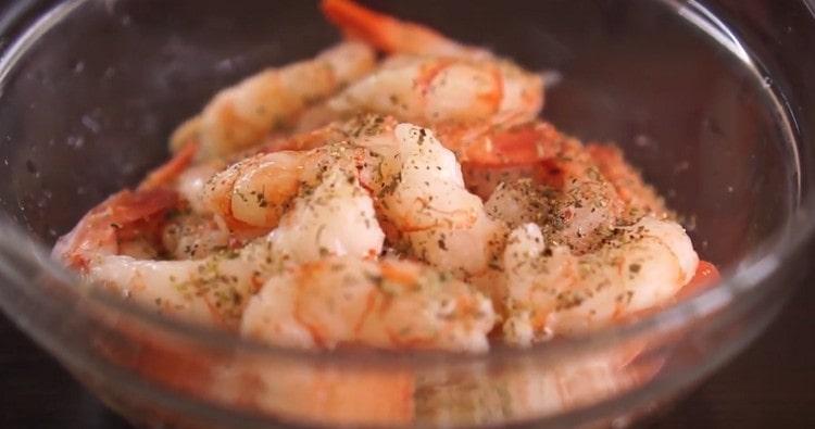 Shrimp clean and marinate with salt and pepper.