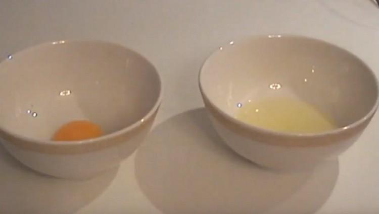 Nous divisons les œufs en protéines et en jaunes.
