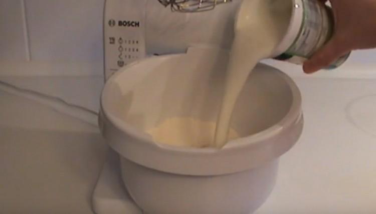 We combine sugar, flour, kefir in the mixer bowl.