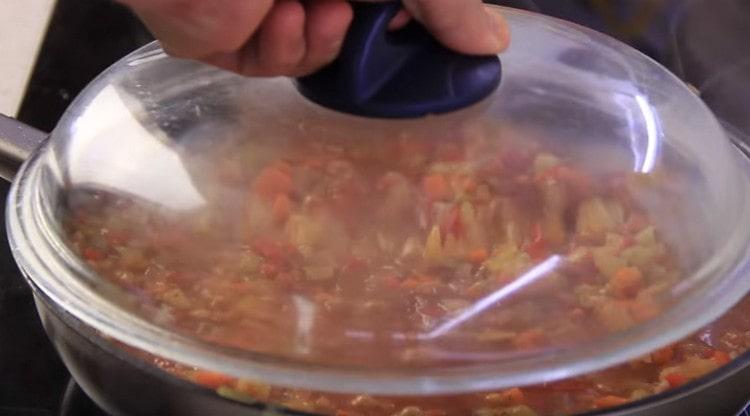 Cubra la masa vegetal con una tapa y cocine a fuego lento.