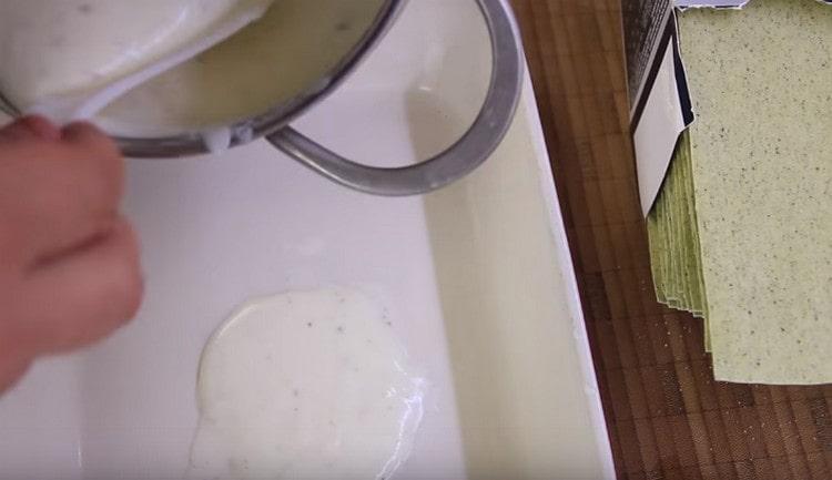 At the bottom of the baking dish we spread a little bechamel sauce.