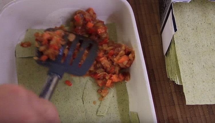 étalez ensuite la couche de feuilles de lasagne et recouvrez-la de la masse végétale.