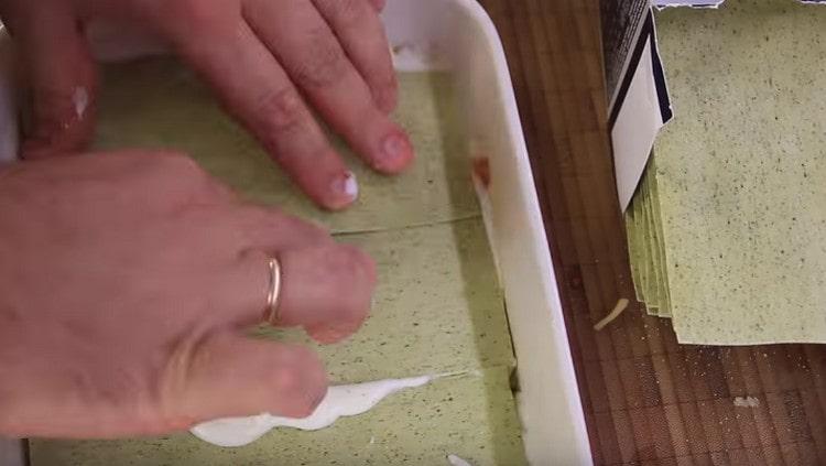 Luego, cubra el queso con salsa bechamel, vuelva a colocar las láminas de lasaña y repita todas las capas.